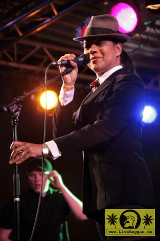 Pauline Black (UK) with Blaster Master - This Is Ska Festival - Wasserburg, Rosslau - 26. Juni 2009 (7).JPG